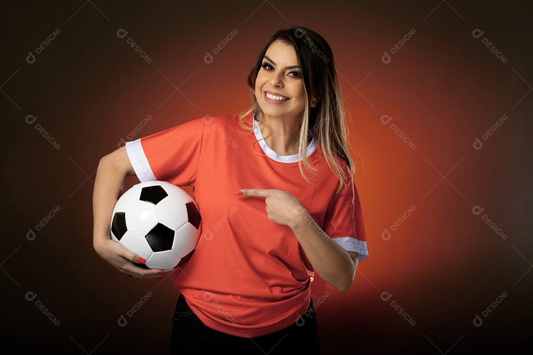 fã de futebol de mulher torcendo por seu clube e time favoritos. mundo