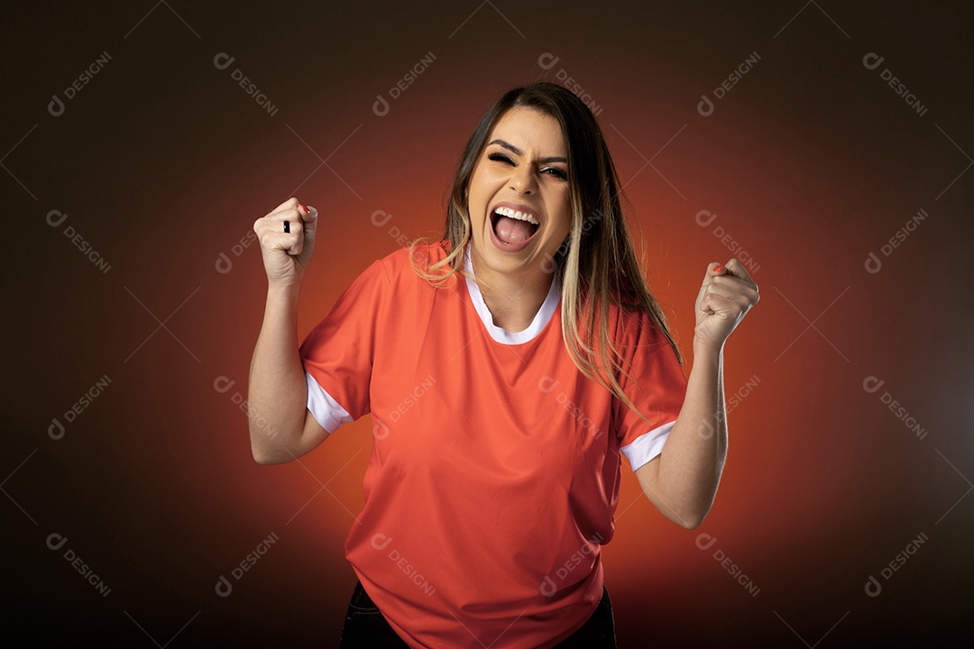 fã de futebol de mulher torcendo por seu clube e time favoritos. mundo