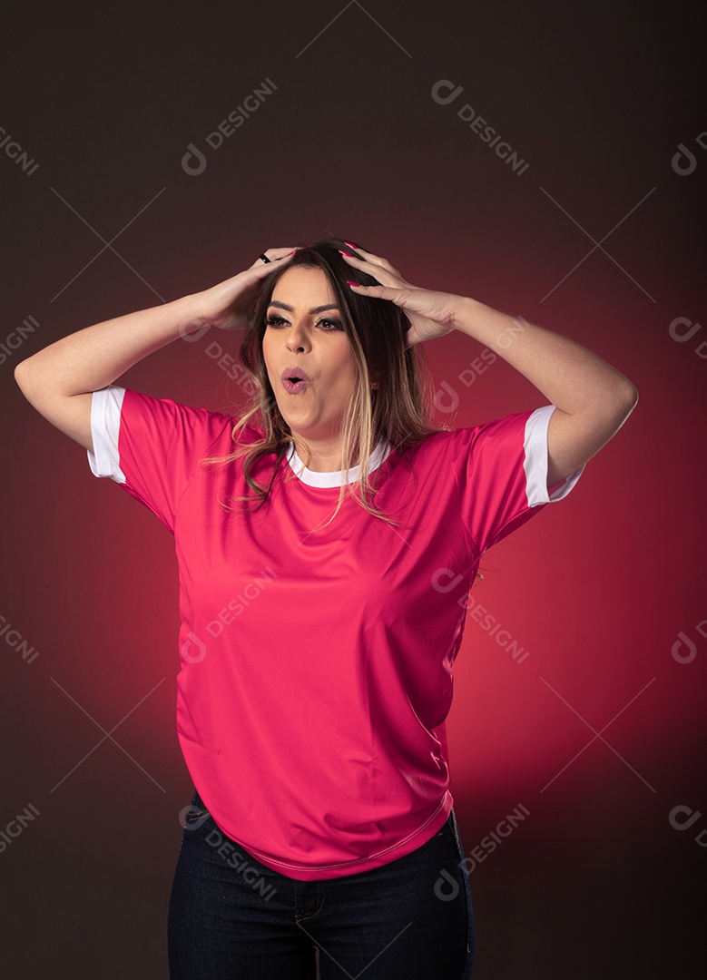 fã de futebol de mulher torcendo por seu clube e time favoritos. mundo