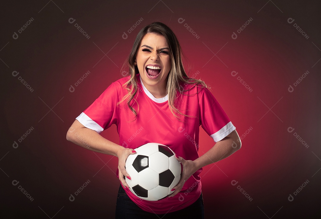 fã de futebol de mulher torcendo por seu clube e time favoritos. mundo