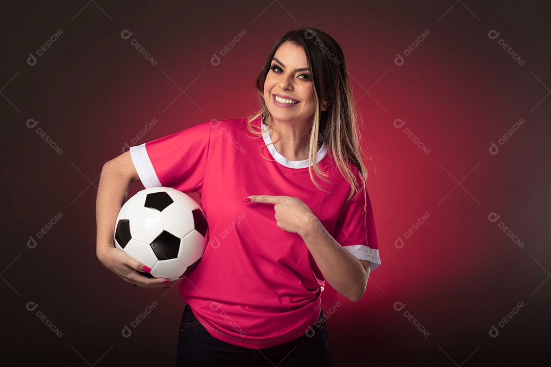 fã de futebol de mulher torcendo por seu clube e time favoritos. mundo