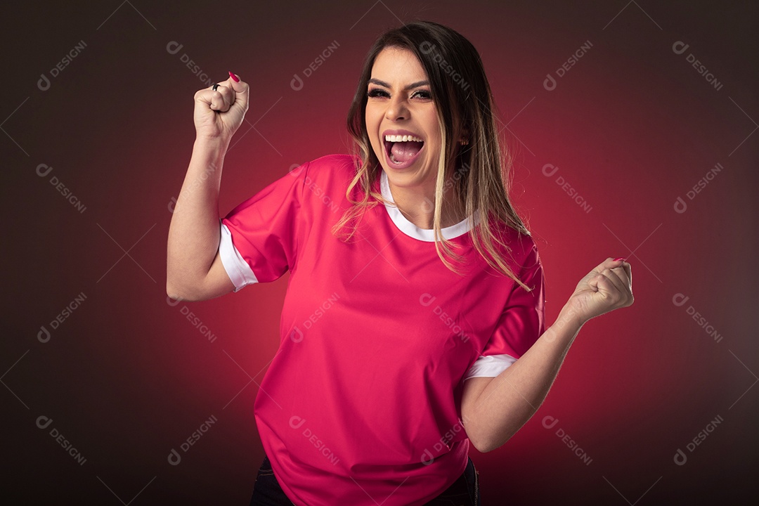 fã de futebol de mulher torcendo por seu clube e time favoritos. mundo