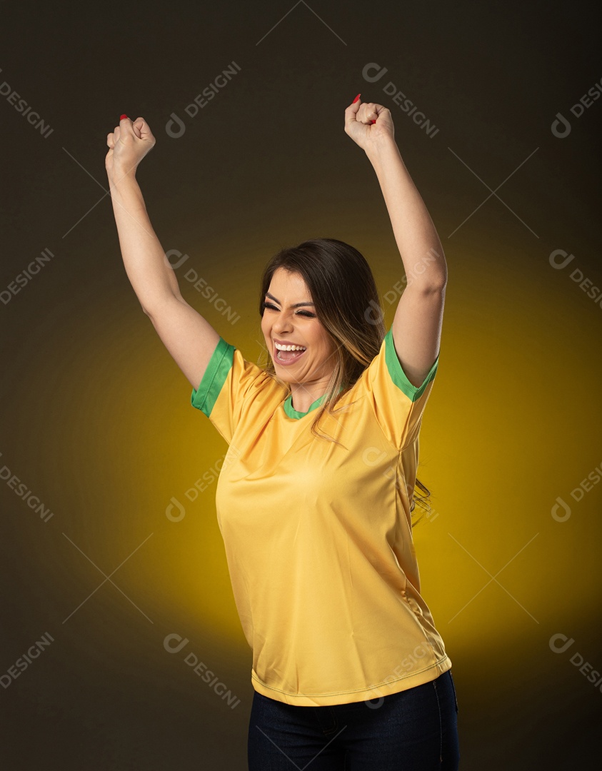 Fã de futebol de mulher torcendo por seu clube e time favoritos