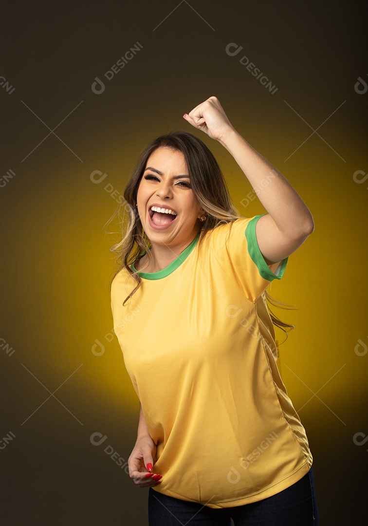 Fã de futebol de mulher torcendo por seu clube e time favoritos