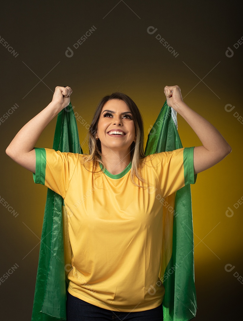 Fã de futebol de mulher torcendo por seu clube e time favoritos