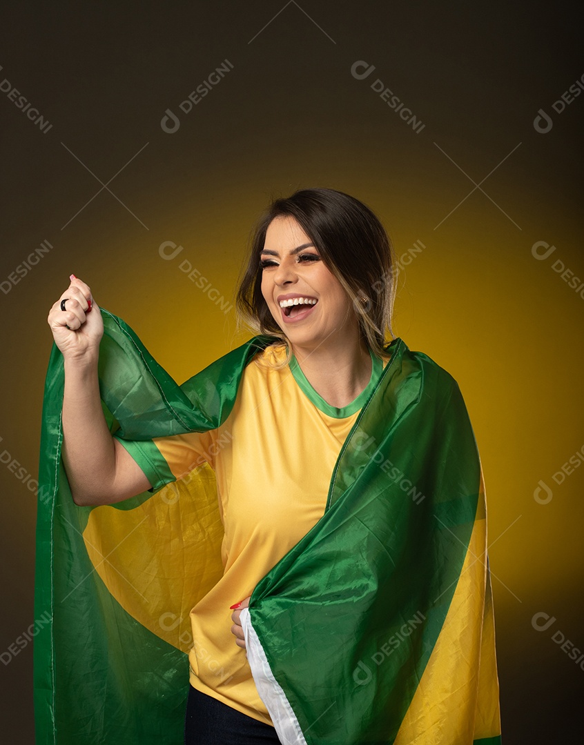 Fã de futebol de mulher torcendo por seu clube e time favoritos