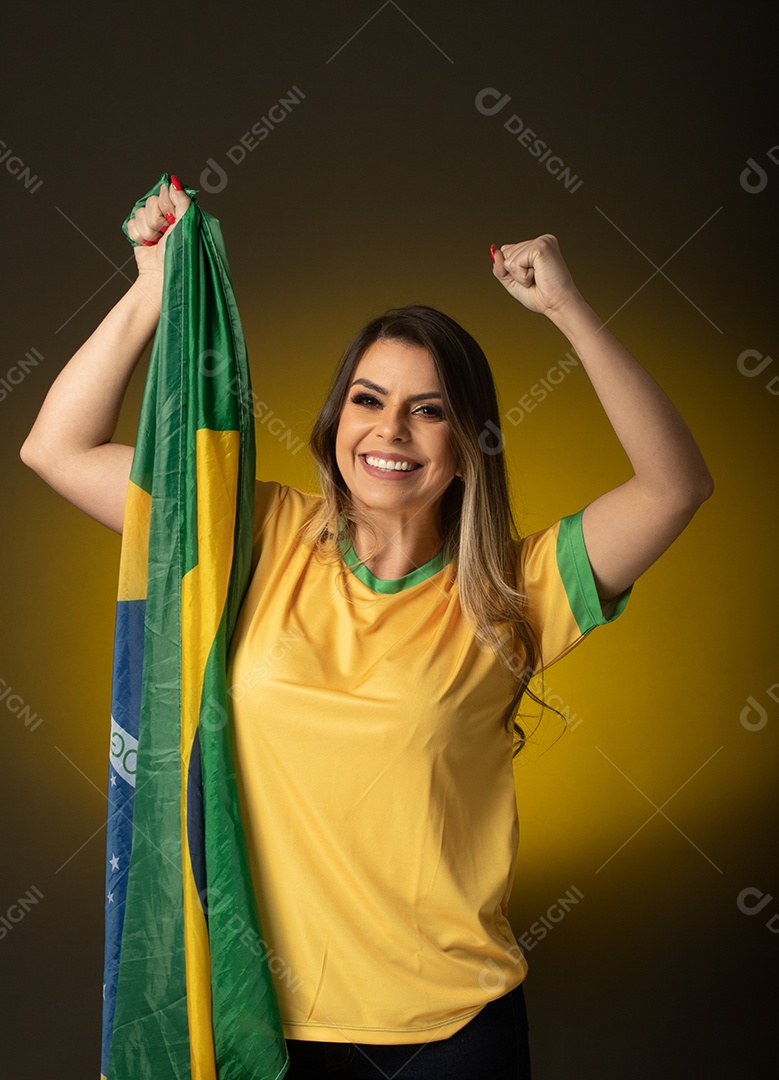 Fã de futebol de mulher torcendo por seu clube e time favoritos