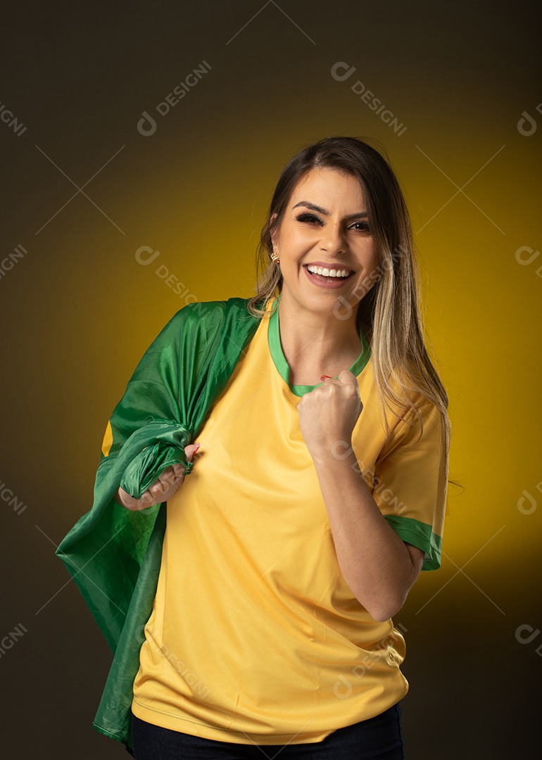 Fã de futebol de mulher torcendo por seu clube e time favoritos