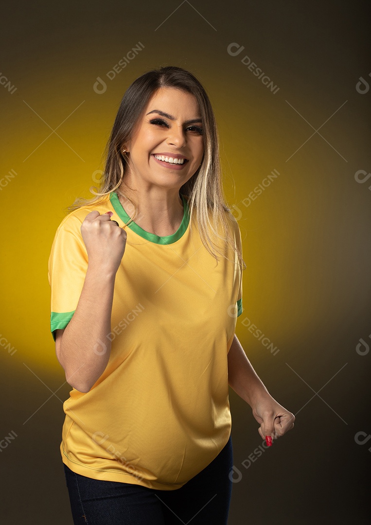 Fã de futebol de mulher torcendo por seu clube e time favoritos