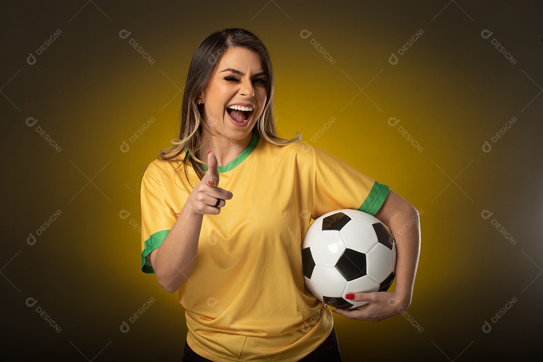 Fã de futebol de mulher torcendo por seu clube e time favoritos