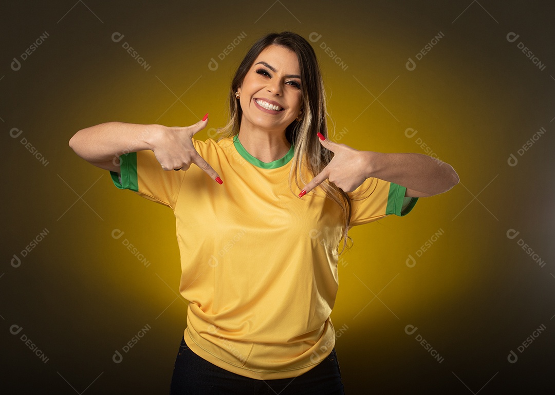 Fã de futebol de mulher torcendo por seu clube e time favoritos