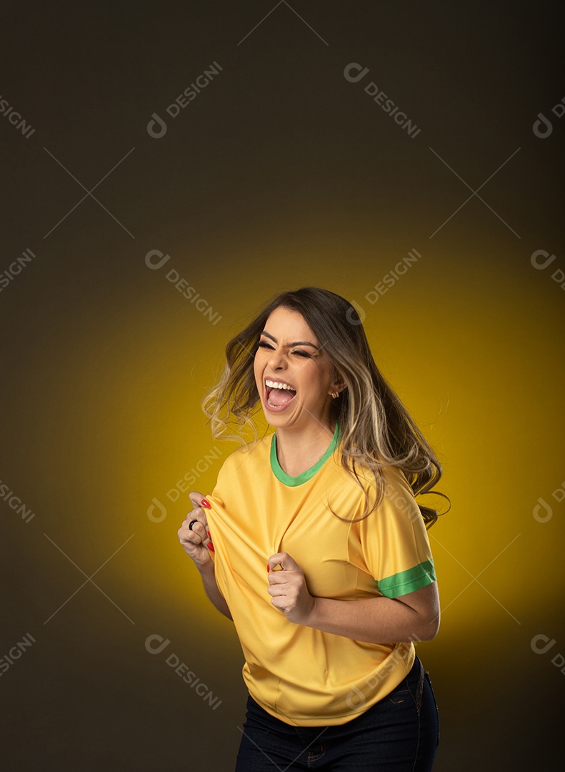 Fã de futebol de mulher torcendo por seu clube e time favoritos