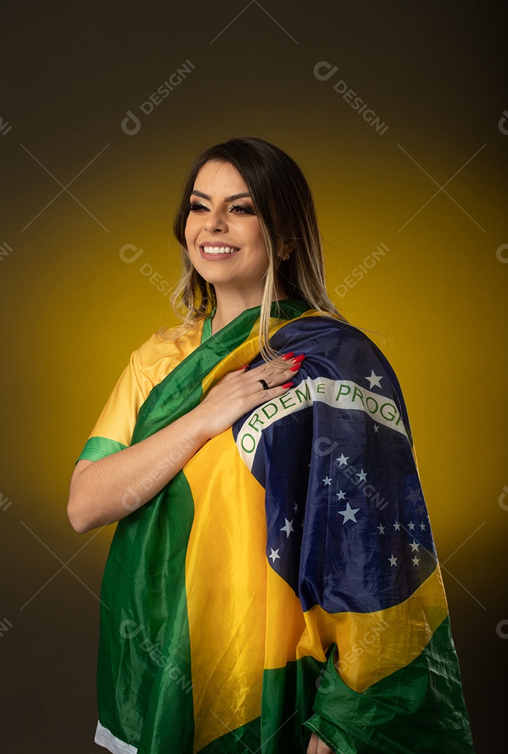 Fã de futebol de mulher torcendo por seu clube e time favoritos