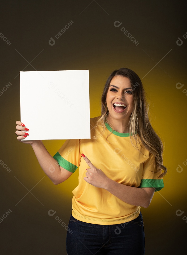 Fã brasileira comemorando no gol futebol