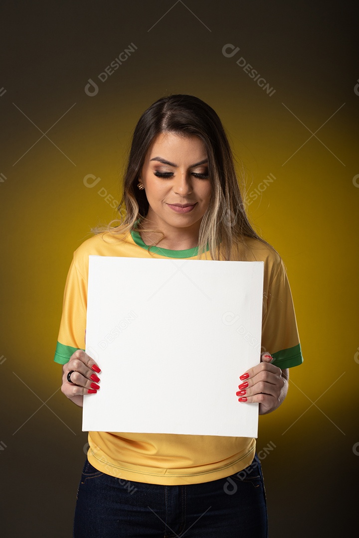 Fã brasileira comemorando no gol futebol