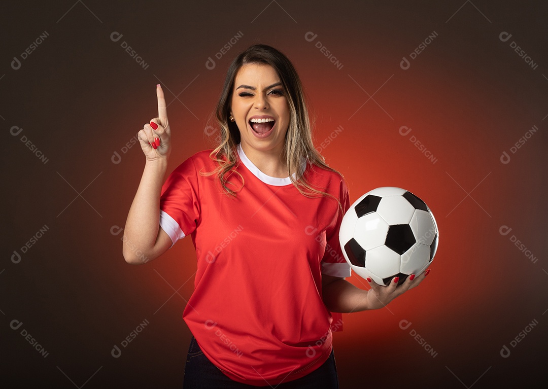 fã de futebol de mulher torcendo por seu clube e time favoritos. mundo