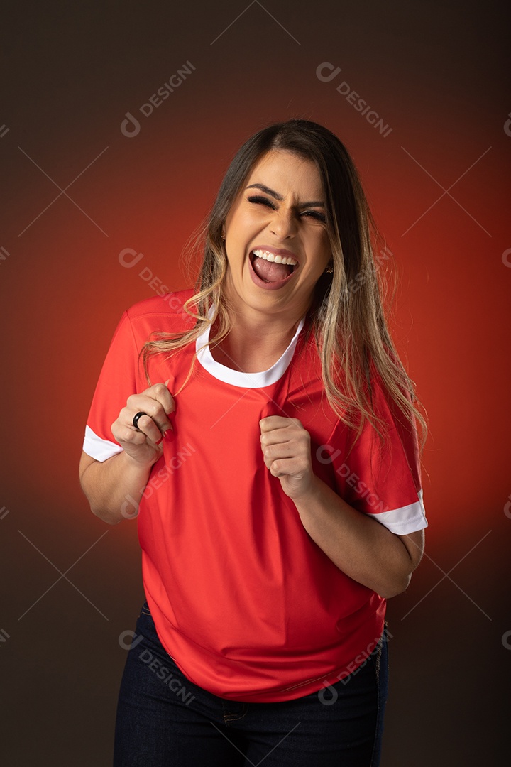 fã de futebol de mulher torcendo por seu clube e time favoritos. mundo