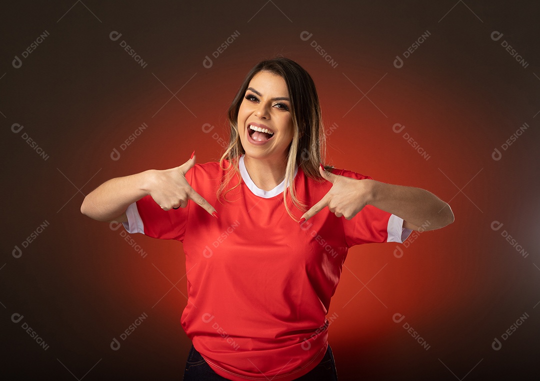 fã de futebol de mulher torcendo por seu clube e time favoritos. mundo