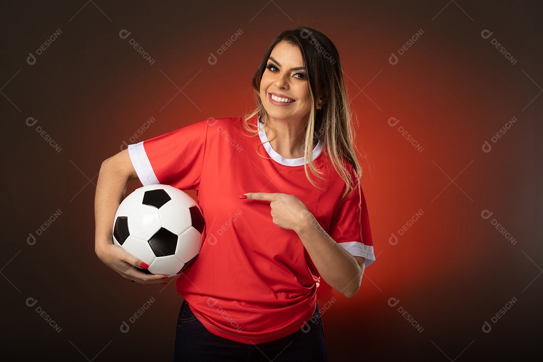 fã de futebol de mulher torcendo por seu clube e time favoritos. mundo
