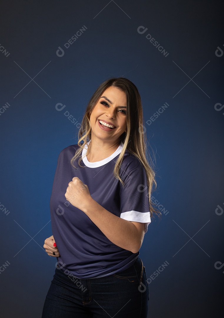 fã de futebol de mulher torcendo por seu clube e time favoritos. mundo