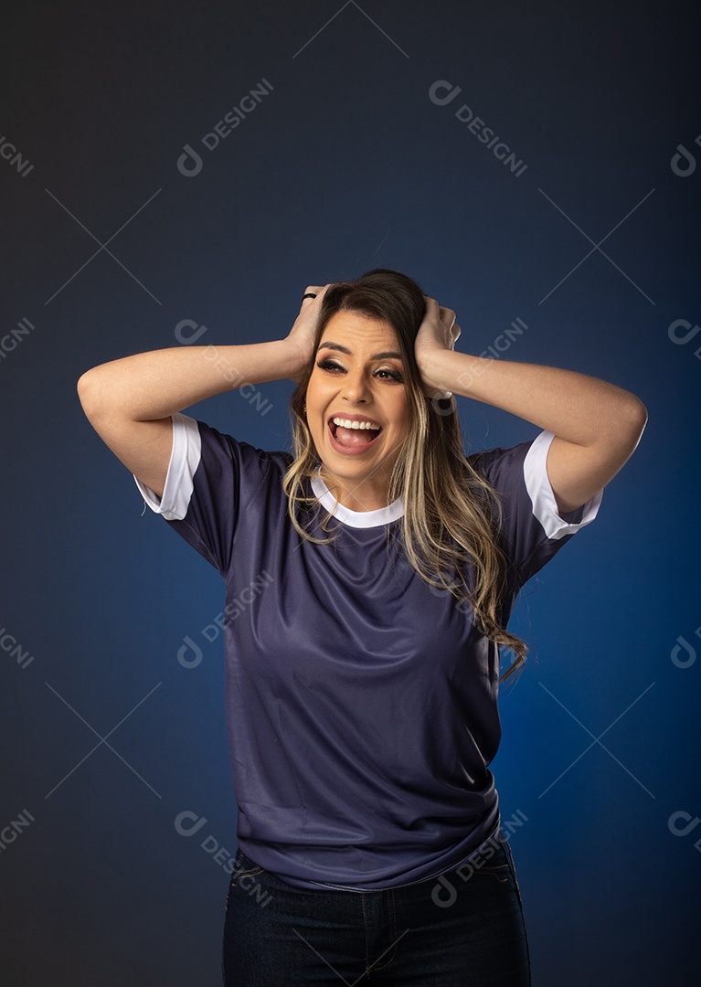 fã de futebol de mulher torcendo por seu clube e time favoritos. mundo