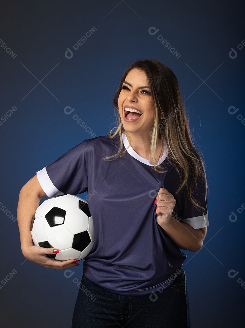 fã de futebol de mulher torcendo por seu clube e time favoritos. mundo