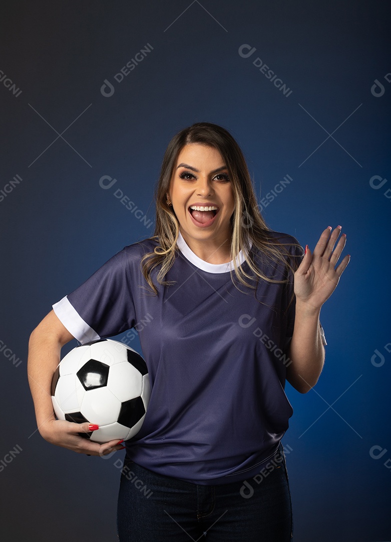 fã de futebol de mulher torcendo por seu clube e time favoritos. mundo