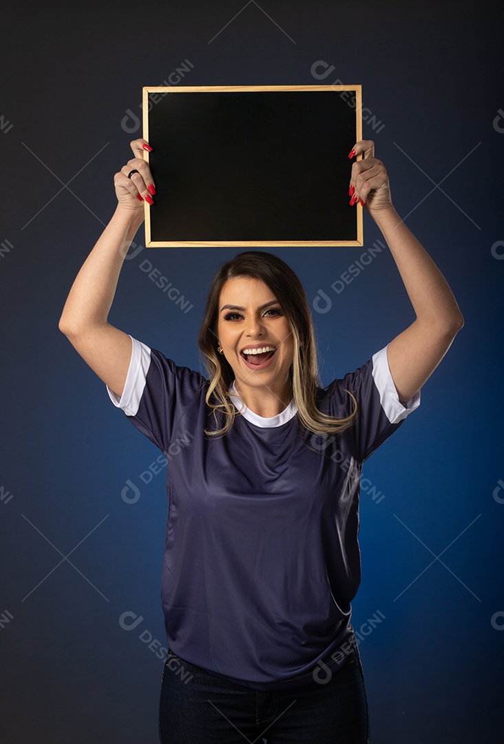 fã de futebol de mulher torcendo por seu clube e time favoritos. mundo