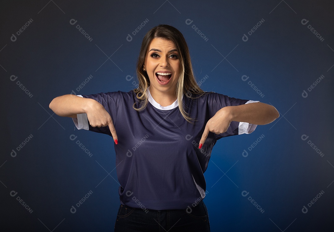 fã de futebol de mulher torcendo por seu clube e time favoritos. mundo