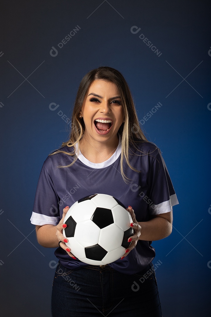 fã de futebol de mulher torcendo por seu clube e time favoritos. mundo