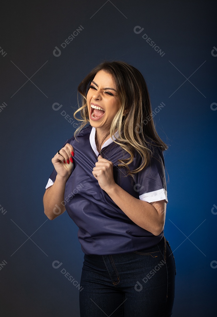 fã de futebol de mulher torcendo por seu clube e time favoritos. mundo