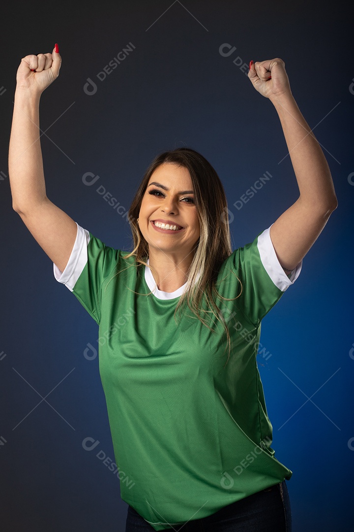 fã de futebol de mulher torcendo por seu clube e time favoritos. mundo