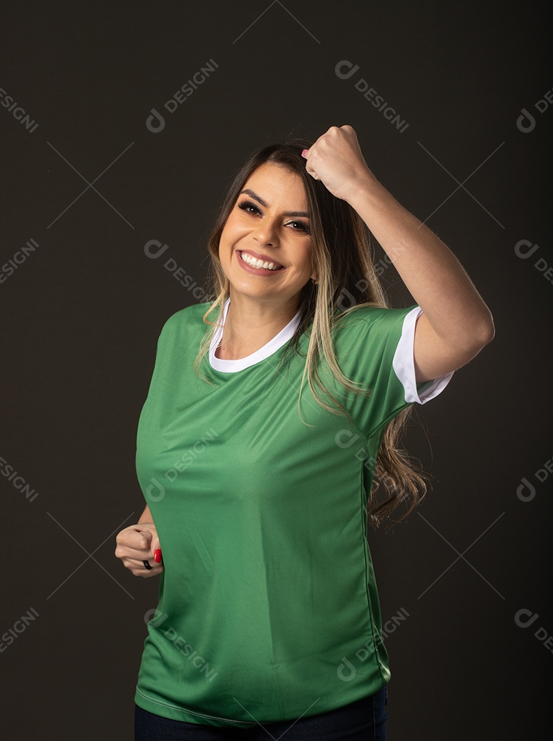 fã de futebol de mulher torcendo por seu clube e time favoritos. mundo