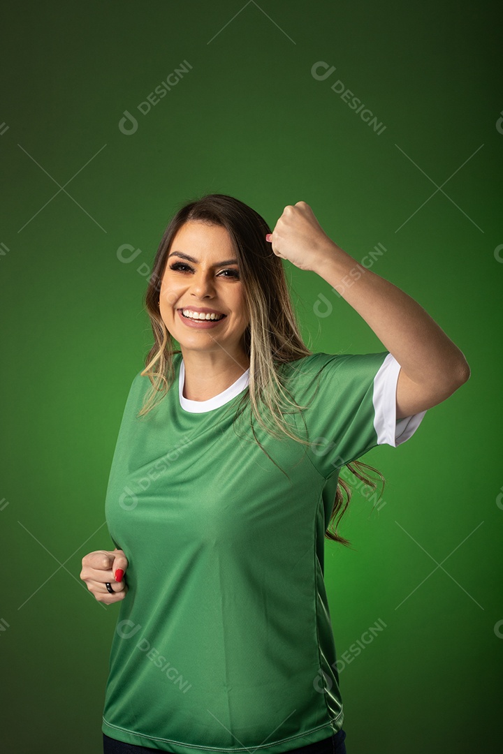 fã de futebol de mulher torcendo por seu clube e time favoritos. mundo