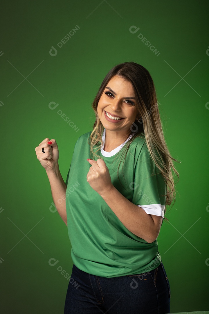 fã de futebol de mulher torcendo por seu clube e time favoritos. mundo