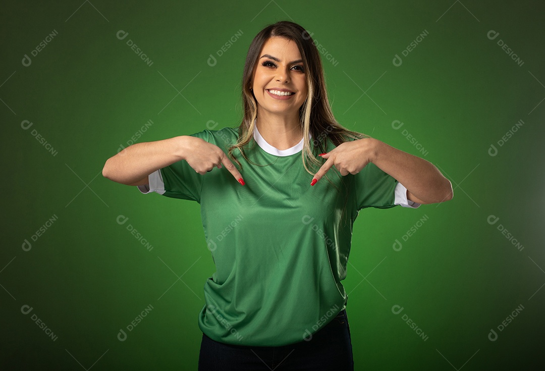 fã de futebol de mulher torcendo por seu clube e time favoritos. mundo