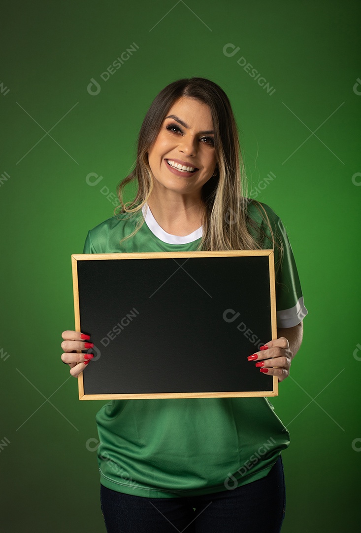 fã de futebol de mulher torcendo por seu clube e time favoritos. mundo