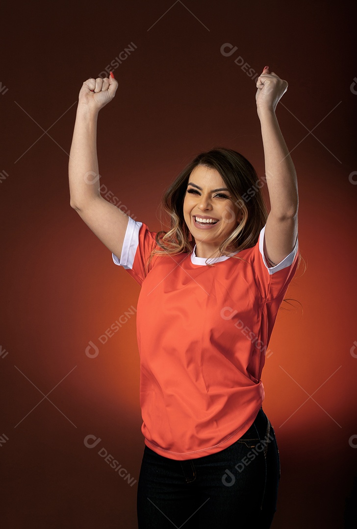 fã de futebol de mulher torcendo por seu clube e time favoritos. mundo