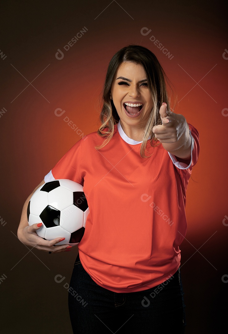 Fã de futebol de mulher do Catar torcendo por seu clube e time favoritos.