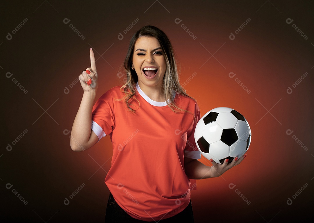 Fã de futebol de mulher do Catar torcendo por seu clube e time favoritos.