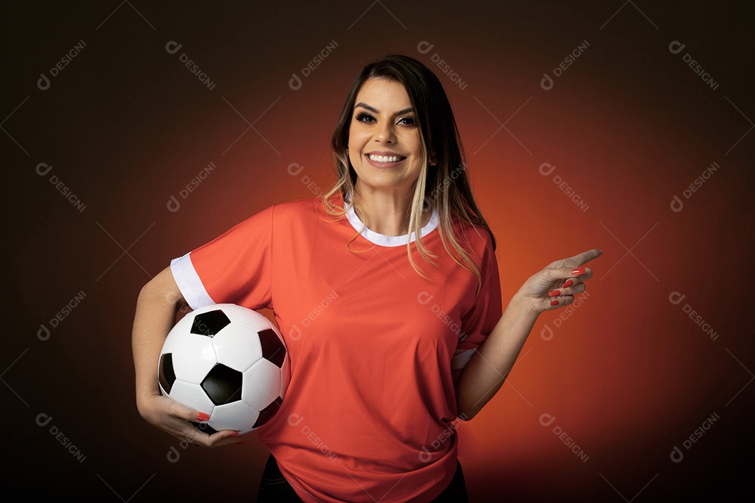 Fã de futebol de mulher do Catar torcendo por seu clube e time favoritos.