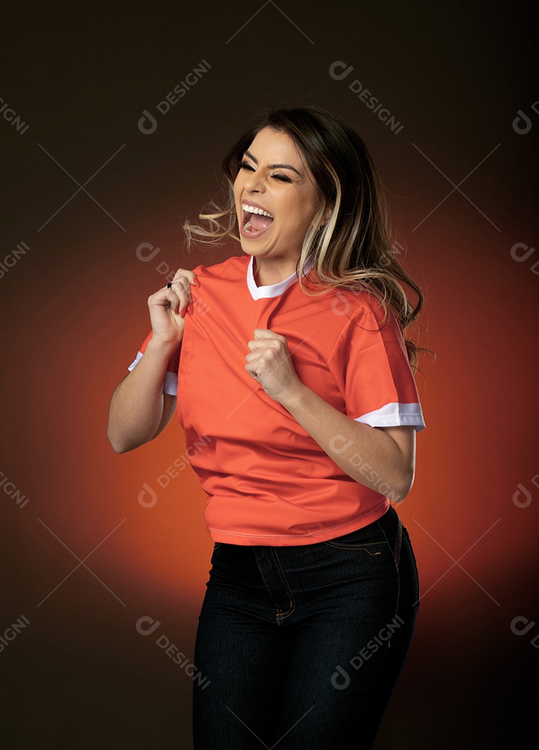 Fã de futebol de mulher do Catar torcendo por seu clube e time favoritos.