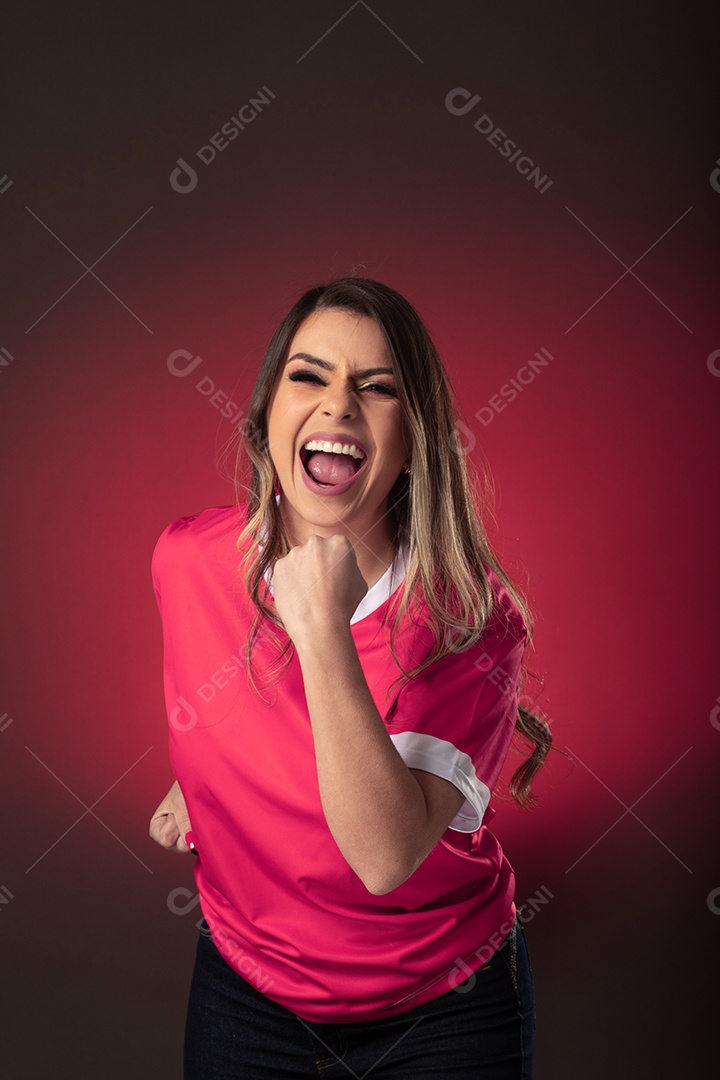 fã de futebol de mulher torcendo por seu clube e time favoritos. mundo