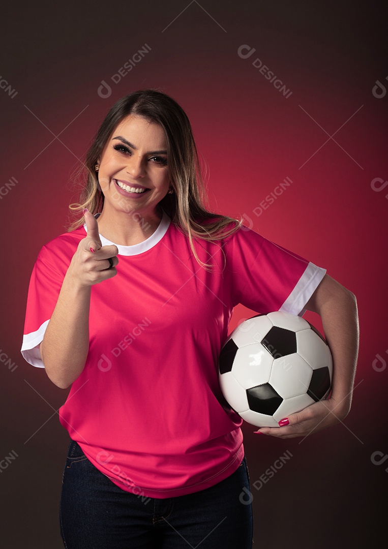 Fã de futebol de mulher do Catar torcendo por seu clube e time favoritos.