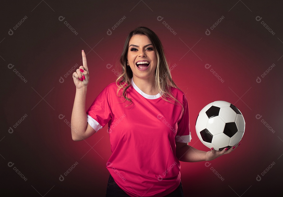Fã de futebol de mulher do Catar torcendo por seu clube e time favoritos.