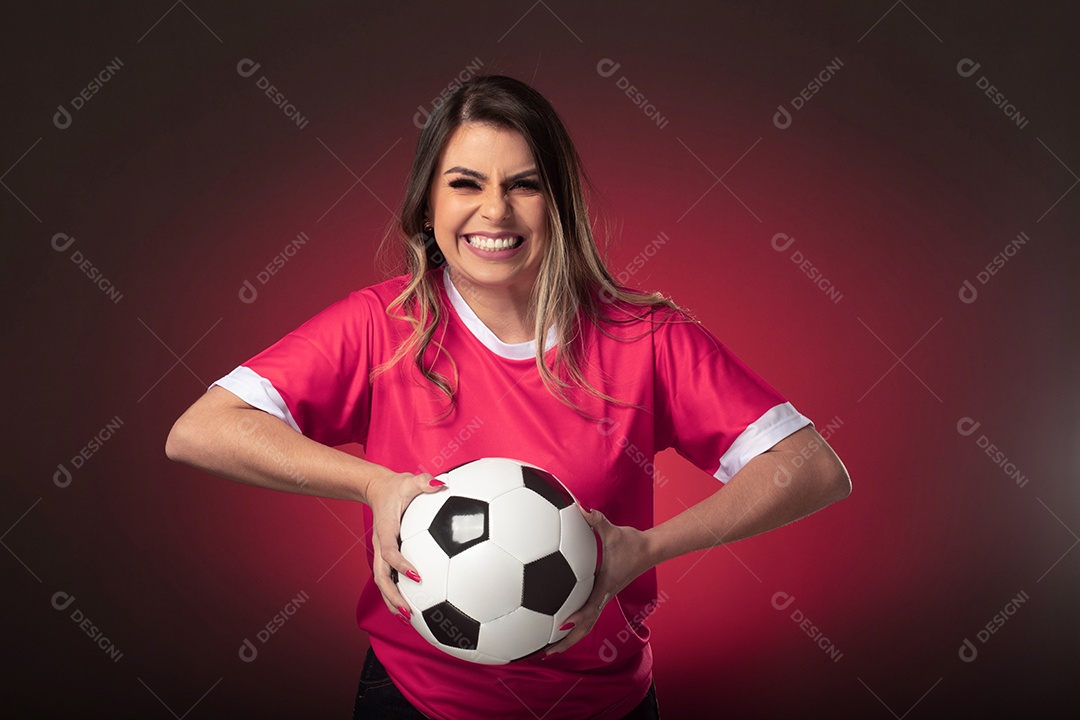 Fã de futebol de mulher do Catar torcendo por seu clube e time favoritos.