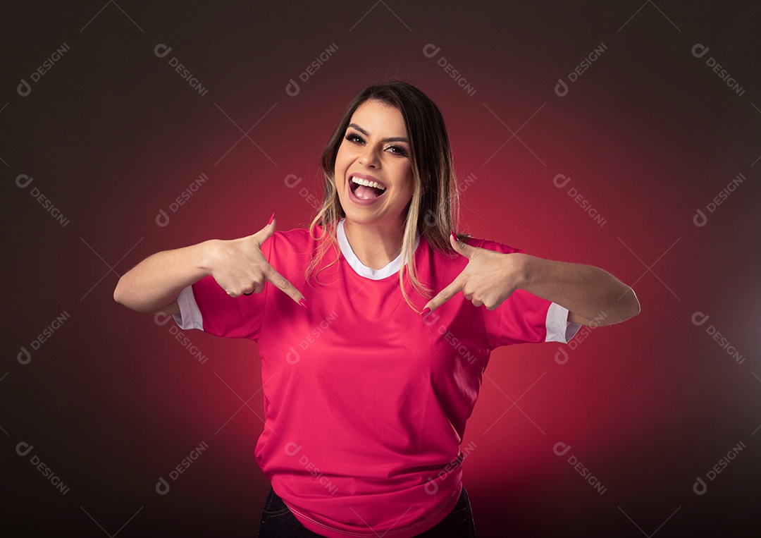 Fã de futebol de mulher do Catar torcendo por seu clube e time favoritos.