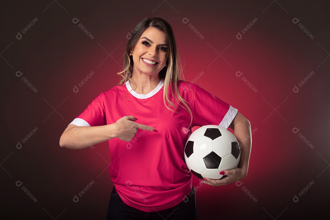 Fã de futebol de mulher do Catar torcendo por seu clube e time favoritos.