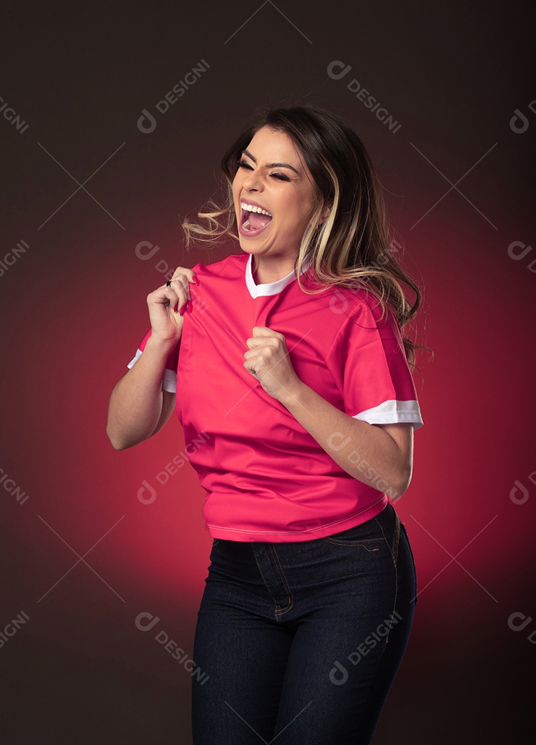 Fã de futebol de mulher do Catar torcendo por seu clube e time favoritos.