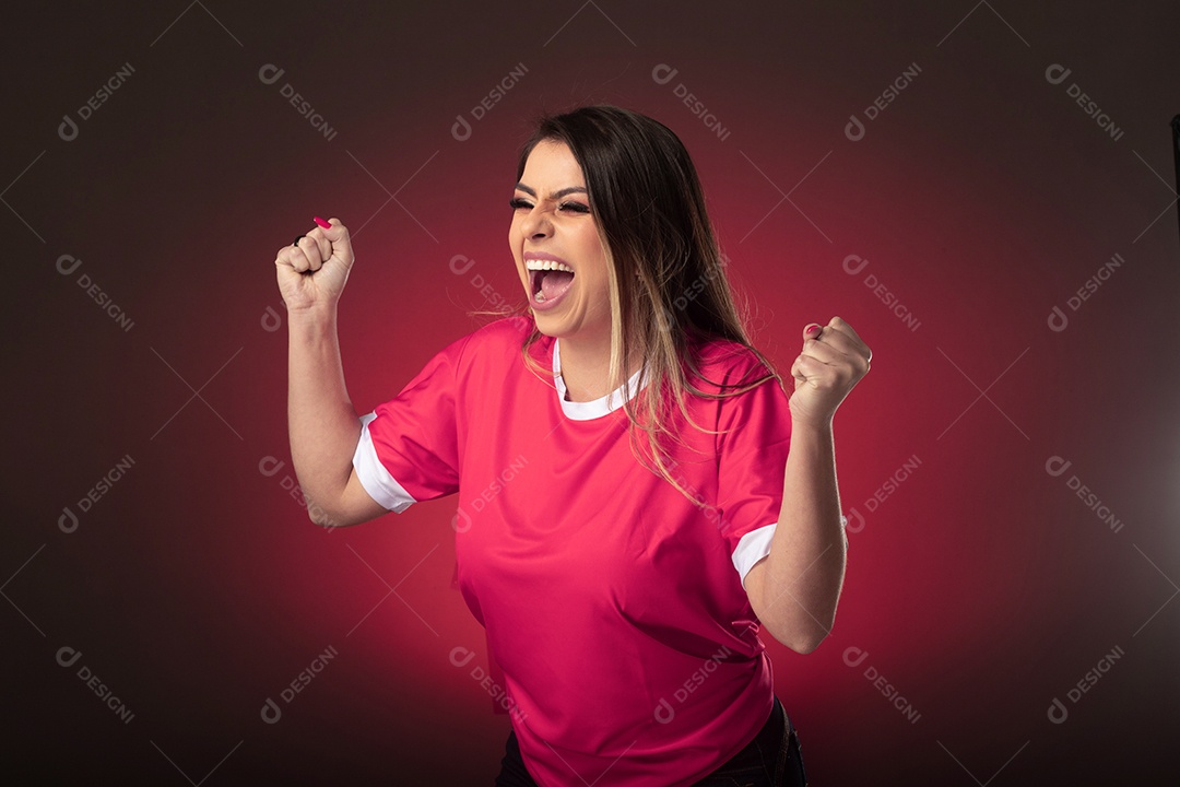 Fã de futebol de mulher do Catar torcendo por seu clube e time favoritos.